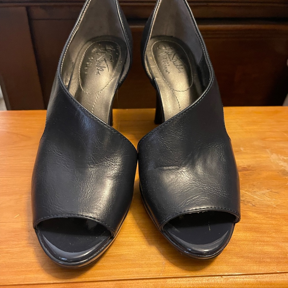 Life Stride d’Orsay style shootie.   Like new